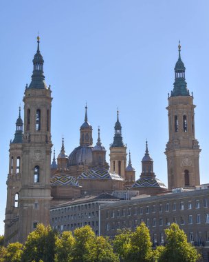 Zaragoza, İspanya - 23 Ekim 2021: Sütunlu Meryem Ana ve Ebro Nehri Bazilikası, Zaragoza, Aragon, İspanya