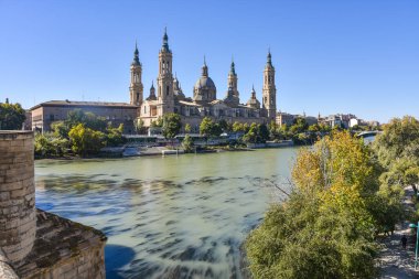 Zaragoza, İspanya - 23 Ekim 2021: Sütunlu Meryem Ana ve Ebro Nehri Bazilikası, Zaragoza, Aragon, İspanya