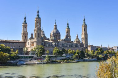 Zaragoza, İspanya - 23 Ekim 2021: Sütunlu Meryem Ana ve Ebro Nehri Bazilikası, Zaragoza, Aragon, İspanya