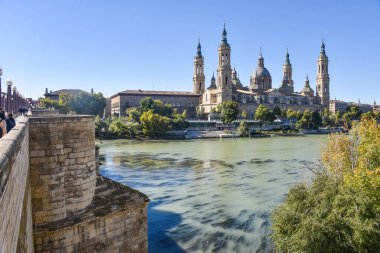 Zaragoza, İspanya - 23 Ekim 2021: Sütunlu Meryem Ana ve Ebro Nehri Bazilikası, Zaragoza, Aragon, İspanya