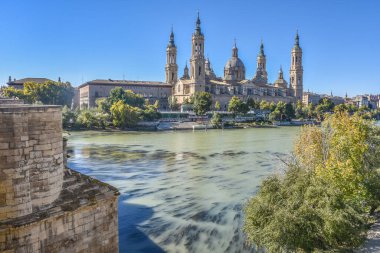Zaragoza, İspanya - 23 Ekim 2021: Sütunlu Meryem Ana ve Ebro Nehri Bazilikası, Zaragoza, Aragon, İspanya