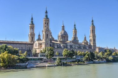 Zaragoza, İspanya - 23 Ekim 2021: Sütunlu Meryem Ana ve Ebro Nehri Bazilikası, Zaragoza, Aragon, İspanya