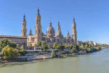 Zaragoza, İspanya - 23 Ekim 2021: Sütunlu Meryem Ana ve Ebro Nehri Bazilikası, Zaragoza, Aragon, İspanya