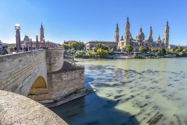 Zaragoza, İspanya - 23 Ekim 2021: Sütunlu Meryem Ana ve Ebro Nehri Bazilikası, Zaragoza, Aragon, İspanya