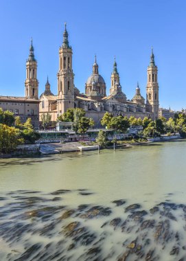 Zaragoza, İspanya - 23 Ekim 2021: Sütunlu Meryem Ana ve Ebro Nehri Bazilikası, Zaragoza, Aragon, İspanya