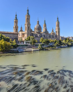 Zaragoza, İspanya - 23 Ekim 2021: Sütunlu Meryem Ana ve Ebro Nehri Bazilikası, Zaragoza, Aragon, İspanya