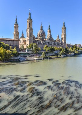 Zaragoza, İspanya - 23 Ekim 2021: Sütunlu Meryem Ana ve Ebro Nehri Bazilikası, Zaragoza, Aragon, İspanya