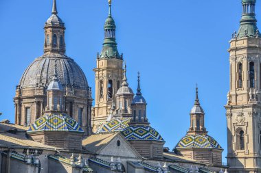 Zaragoza, İspanya - 23 Ekim 2021: Zaragoza, İspanya 'da Aragoza, Aragon, İspanya' daki Aziz Meryem Kilisemizin Katedral Bazilikası 'nın çatı detayları