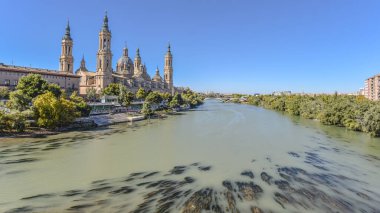 Zaragoza, İspanya - 23 Ekim 2021: Sütunlu Meryem Ana ve Ebro Nehri Bazilikası, Zaragoza, Aragon, İspanya