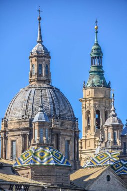 Zaragoza, İspanya - 23 Ekim 2021: Zaragoza, İspanya 'da Aragoza, Aragon, İspanya' daki Aziz Meryem Kilisemizin Katedral Bazilikası 'nın çatı detayları