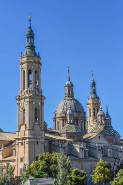 Zaragoza, İspanya - 23 Ekim 2021: Zaragoza, İspanya 'da Aragoza, Aragon, İspanya' daki Aziz Meryem Kilisemizin Katedral Bazilikası 'nın çatı detayları
