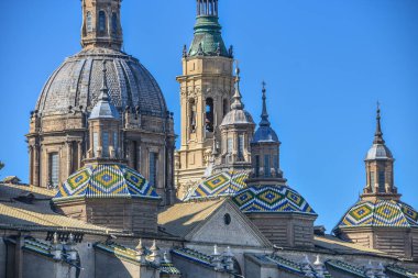 Zaragoza, İspanya - 23 Ekim 2021: Zaragoza, İspanya 'da Aragoza, Aragon, İspanya' daki Aziz Meryem Kilisemizin Katedral Bazilikası 'nın çatı detayları