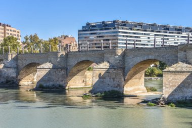 Zaragoza, İspanya - 23 Ekim 2021: Puente de Piedra köprüsü Ebro nehri üzerindeki İspanyol şehri Zaragoza