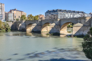 Zaragoza, İspanya - 23 Ekim 2021: Puente de Piedra köprüsü Ebro nehri üzerindeki İspanyol şehri Zaragoza