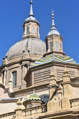 Zaragoza, İspanya - 23 Ekim 2021: Zaragoza, İspanya 'da Aragoza, Aragon, İspanya' daki Aziz Meryem Kilisemizin Katedral Bazilikası 'nın çatı detayları