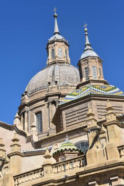 Zaragoza, İspanya - 23 Ekim 2021: Zaragoza, İspanya 'da Aragoza, Aragon, İspanya' daki Aziz Meryem Kilisemizin Katedral Bazilikası 'nın çatı detayları