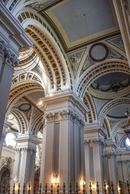 Zaragoza, İspanya - 23 Ekim 2023: Sütun, Zaragoza, Aragon Katedrali 'nin içindeki fıçı mahzenleri