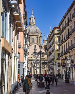 Zaragoza, İspanya - 23 Ekim 2021: Sütunun Meryem Ana Bazilikası Alfonso alışveriş sokağından görüldü, Zaragoza, Aragon, İspanya