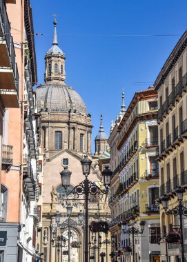 Zaragoza, İspanya - 23 Ekim 2021: Sütunun Meryem Ana Bazilikası Alfonso alışveriş sokağından görüldü, Zaragoza, Aragon, İspanya