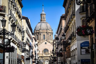 Zaragoza, İspanya - 23 Ekim 2021: Sütunun Meryem Ana Bazilikası Alfonso alışveriş sokağından görüldü, Zaragoza, Aragon, İspanya