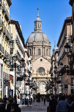 Zaragoza, İspanya - 23 Ekim 2021: Sütunun Meryem Ana Bazilikası Alfonso alışveriş sokağından görüldü, Zaragoza, Aragon, İspanya