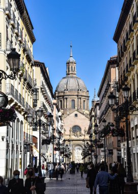 Zaragoza, İspanya - 23 Ekim 2021: Sütunun Meryem Ana Bazilikası Alfonso alışveriş sokağından görüldü, Zaragoza, Aragon, İspanya