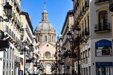 Zaragoza, İspanya - 23 Ekim 2021: Sütunun Meryem Ana Bazilikası Alfonso alışveriş sokağından görüldü, Zaragoza, Aragon, İspanya