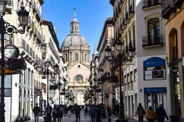 Zaragoza, İspanya - 23 Ekim 2021: Sütunun Meryem Ana Bazilikası Alfonso alışveriş sokağından görüldü, Zaragoza, Aragon, İspanya