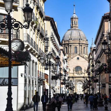 Zaragoza, İspanya - 23 Ekim 2021: Sütunun Meryem Ana Bazilikası Alfonso alışveriş sokağından görüldü, Zaragoza, Aragon, İspanya