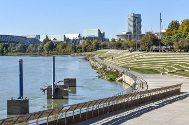 Zaragoza, İspanya - 23 Ekim 2021: Zaragoza Fuar alanından Ebro Nehri boyunca görüntüler