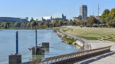 Zaragoza, İspanya - 23 Ekim 2021: Zaragoza Fuar alanından Ebro Nehri boyunca görüntüler