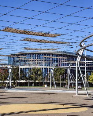 Zaragoza, İspanya - 23 Ekim 2021: Zaragoza Fuar alanında akvaryum ve İspanyol Pavyonu mimari binaları