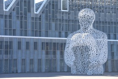 Zaragoza, İspanya - 23 Ekim 2021: Modern heykel Alma del Ebro heykeli (Ebro 'nun Ruhu) Kongre Sarayı önünde, Zaragoza EXPO