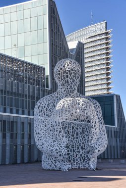 Zaragoza, İspanya - 23 Ekim 2021: Modern heykel Alma del Ebro heykeli (Ebro 'nun Ruhu) Kongre Sarayı önünde, Zaragoza EXPO