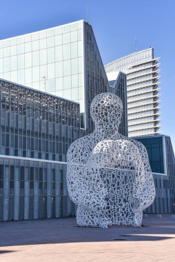 Zaragoza, İspanya - 23 Ekim 2021: Modern heykel Alma del Ebro heykeli (Ebro 'nun Ruhu) Kongre Sarayı önünde, Zaragoza EXPO