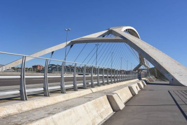 Zaragoza, İspanya - 23 Ekim 2021: Üçüncü Milenyum Köprüsü (Puente del Tercer Milenio), Aragon, Zaragoza 'daki Ebro Nehri' ni geçer.