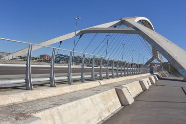 Zaragoza, İspanya - 23 Ekim 2021: Üçüncü Milenyum Köprüsü (Puente del Tercer Milenio), Aragon, Zaragoza 'daki Ebro Nehri' ni geçer.