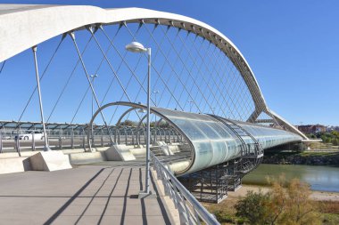 Zaragoza, İspanya - 23 Ekim 2021: Üçüncü Milenyum Köprüsü (Puente del Tercer Milenio), Aragon, Zaragoza 'daki Ebro Nehri' ni geçer.