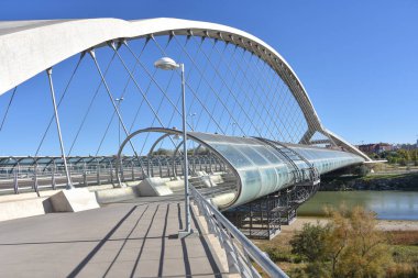Zaragoza, İspanya - 23 Ekim 2021: Üçüncü Milenyum Köprüsü (Puente del Tercer Milenio), Aragon, Zaragoza 'daki Ebro Nehri' ni geçer.