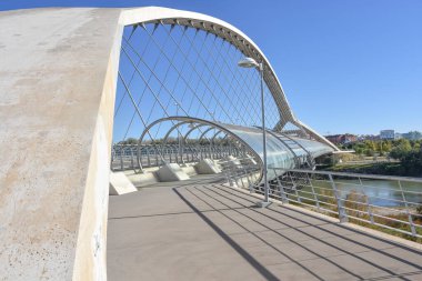 Zaragoza, İspanya - 23 Ekim 2021: Üçüncü Milenyum Köprüsü (Puente del Tercer Milenio), Aragon, Zaragoza 'daki Ebro Nehri' ni geçer.