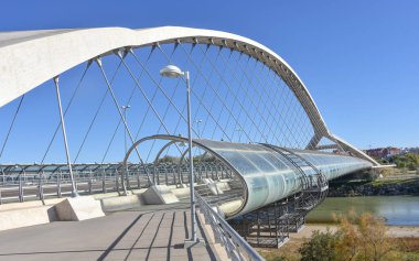 Zaragoza, İspanya - 23 Ekim 2021: Üçüncü Milenyum Köprüsü (Puente del Tercer Milenio), Aragon, Zaragoza 'daki Ebro Nehri' ni geçer.