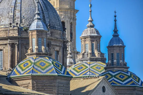 2021年10月23日 西班牙萨拉戈萨 位于西班牙阿拉贡萨拉戈萨的塞诺拉 德尔皮拉尔主教座堂的屋顶详情 — 图库照片