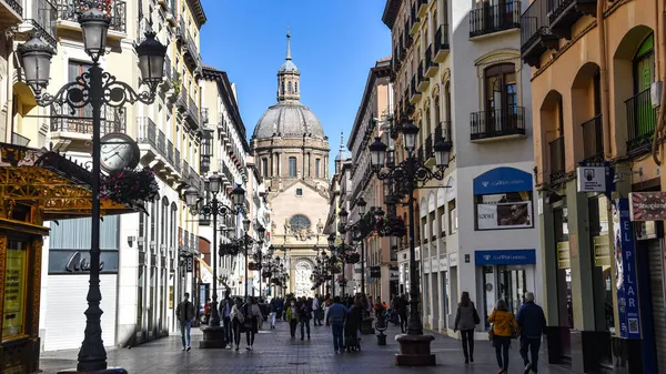 2021年10月23日 西班牙萨拉戈萨 在西班牙阿拉贡的阿方索购物街看到的柱子圣母大教堂 — 图库照片