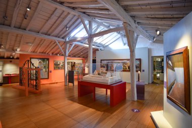 Bayonne, Fransa - 30 Ekim 2021: Bask Müzesi / Müze Basque et de l 'histoire de Bayonne, Bask Ülkesi' nde sergilenen sergiler