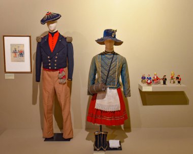 Bayonne, Fransa - 30 Ekim 2021: Geleneksel tekstil ve kostümler Bask Müzesi / Müze Basque et de l 'histoire de Bayonne' da sergileniyor