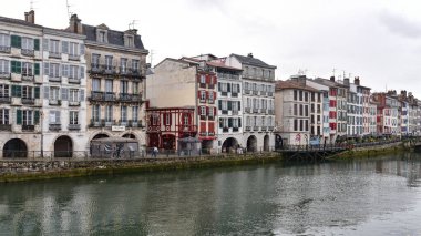 BAYONNE, FRANCE - 30 Ekim 2021: Bayonne, Aquitaine, Fransa merkezindeki La Nive nehri kıyısındaki eski evler