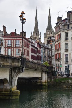 BAYONNE, FRANCE - 30 Ekim 2021: Bayonne, Aquitaine, Fransa merkezindeki La Nive nehri kıyısındaki eski evler