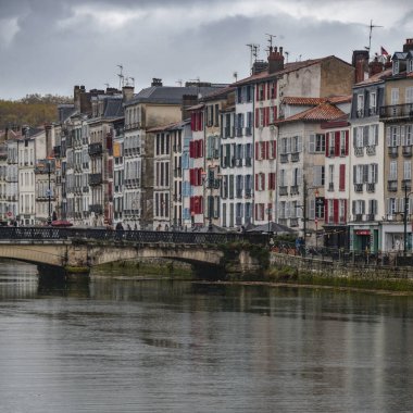 BAYONNE, FRANCE - 30 Ekim 2021: Bayonne, Aquitaine, Fransa merkezindeki La Nive nehri kıyısındaki eski evler