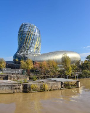 Bordeaux, Fransa - 7 Kasım 2021: Fransa 'nın Bordeaux kentindeki Cite du Vin şarap müzesi binasının modern mimarisi