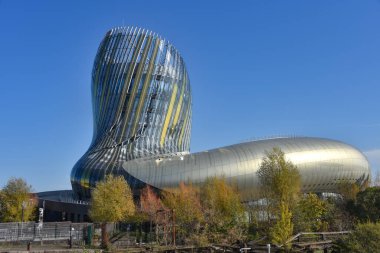 Bordeaux, Fransa - 7 Kasım 2021: Fransa 'nın Bordeaux kentindeki Cite du Vin şarap müzesi binasının modern mimarisi